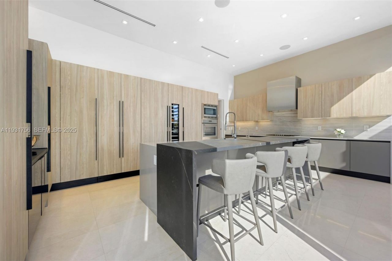 3260 NE 165th St, North Miami Beach, FL 33160 Photo