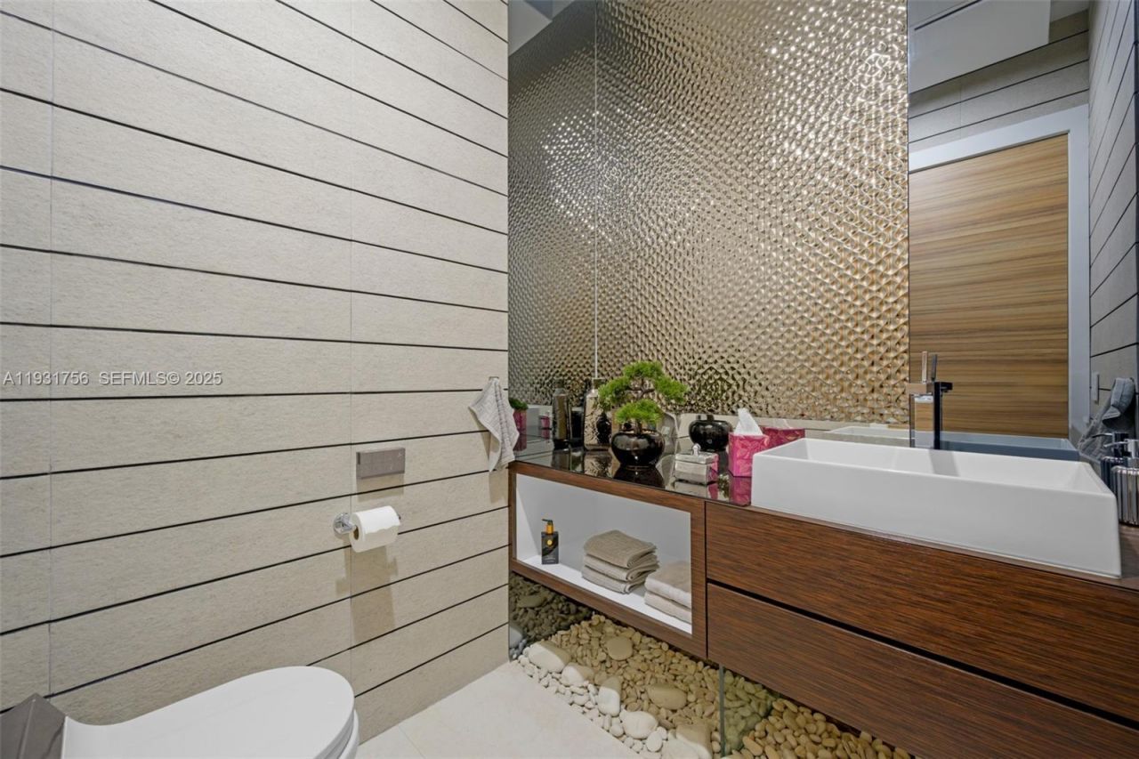 3260 NE 165th St, North Miami Beach, FL 33160 Photo