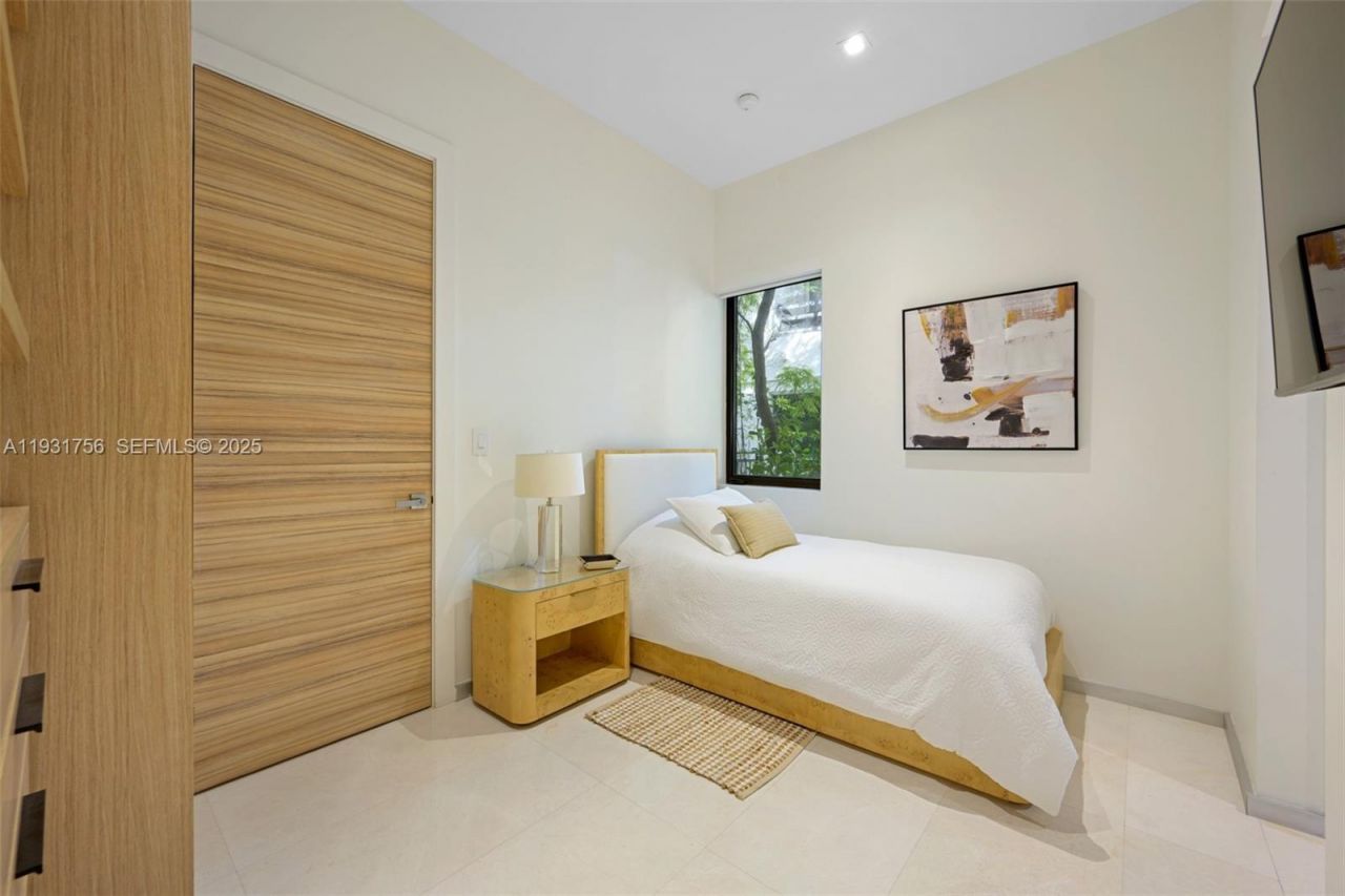3260 NE 165th St, North Miami Beach, FL 33160 Photo