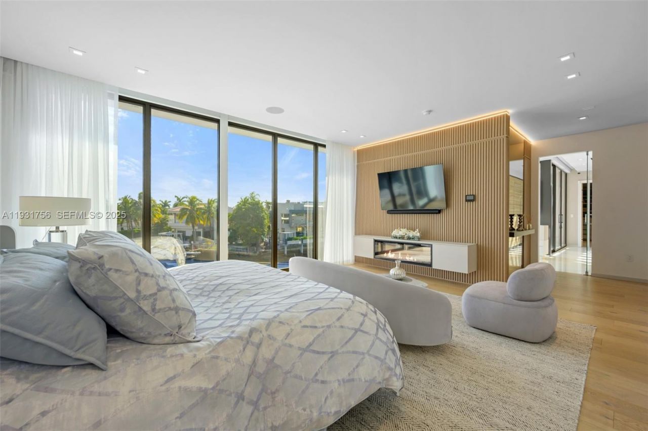 3260 NE 165th St, North Miami Beach, FL 33160 Photo