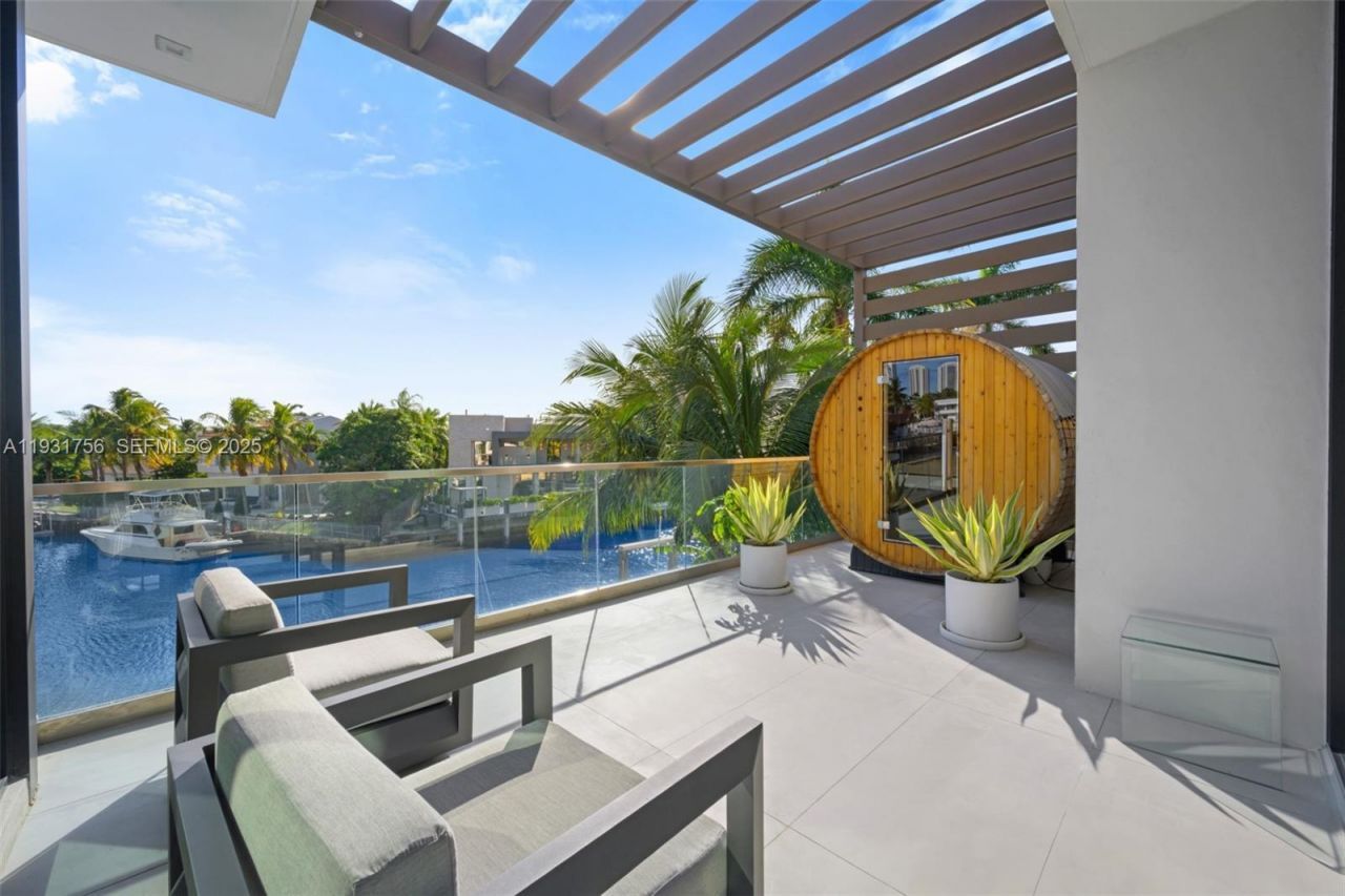 3260 NE 165th St, North Miami Beach, FL 33160 Photo