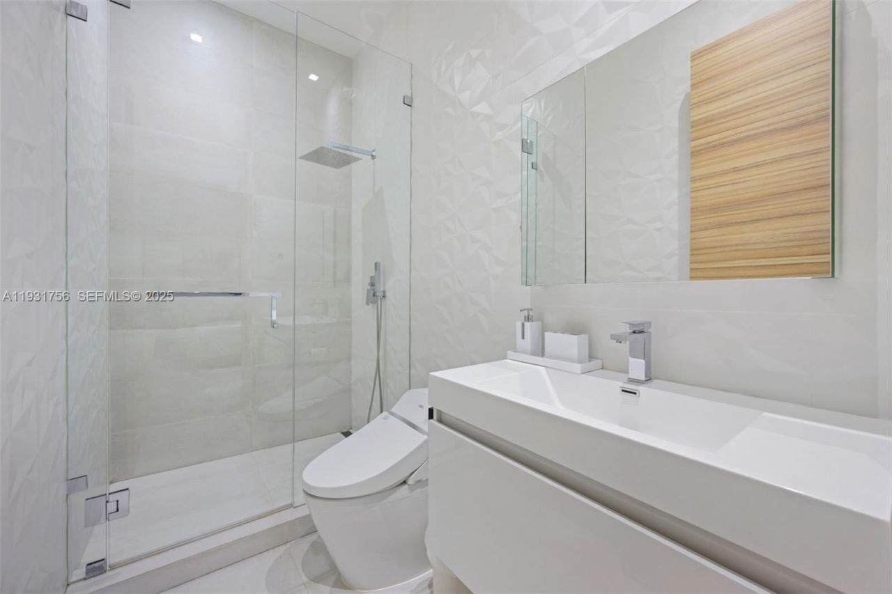 3260 NE 165th St, North Miami Beach, FL 33160 Photo