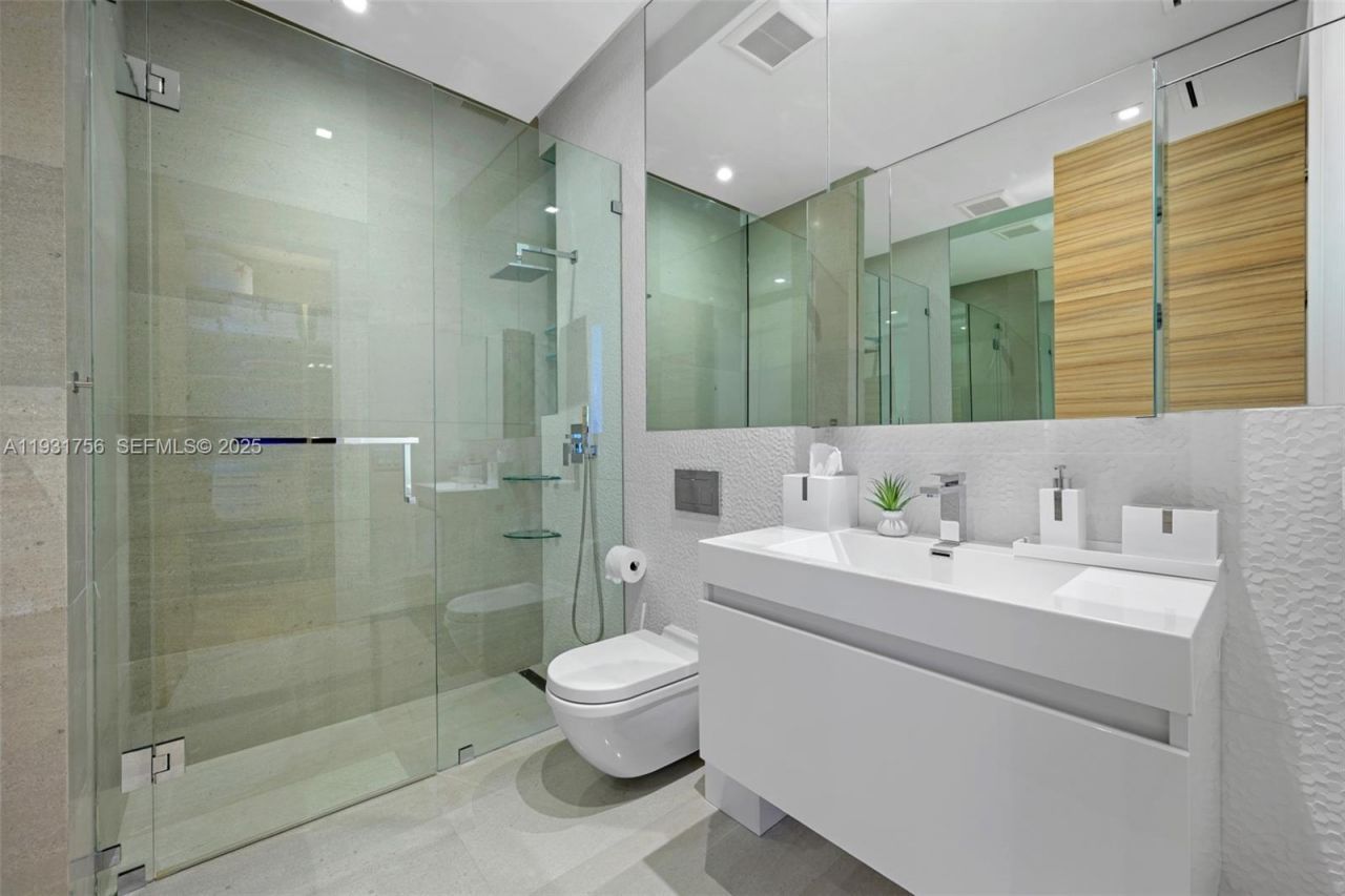 3260 NE 165th St, North Miami Beach, FL 33160 Photo