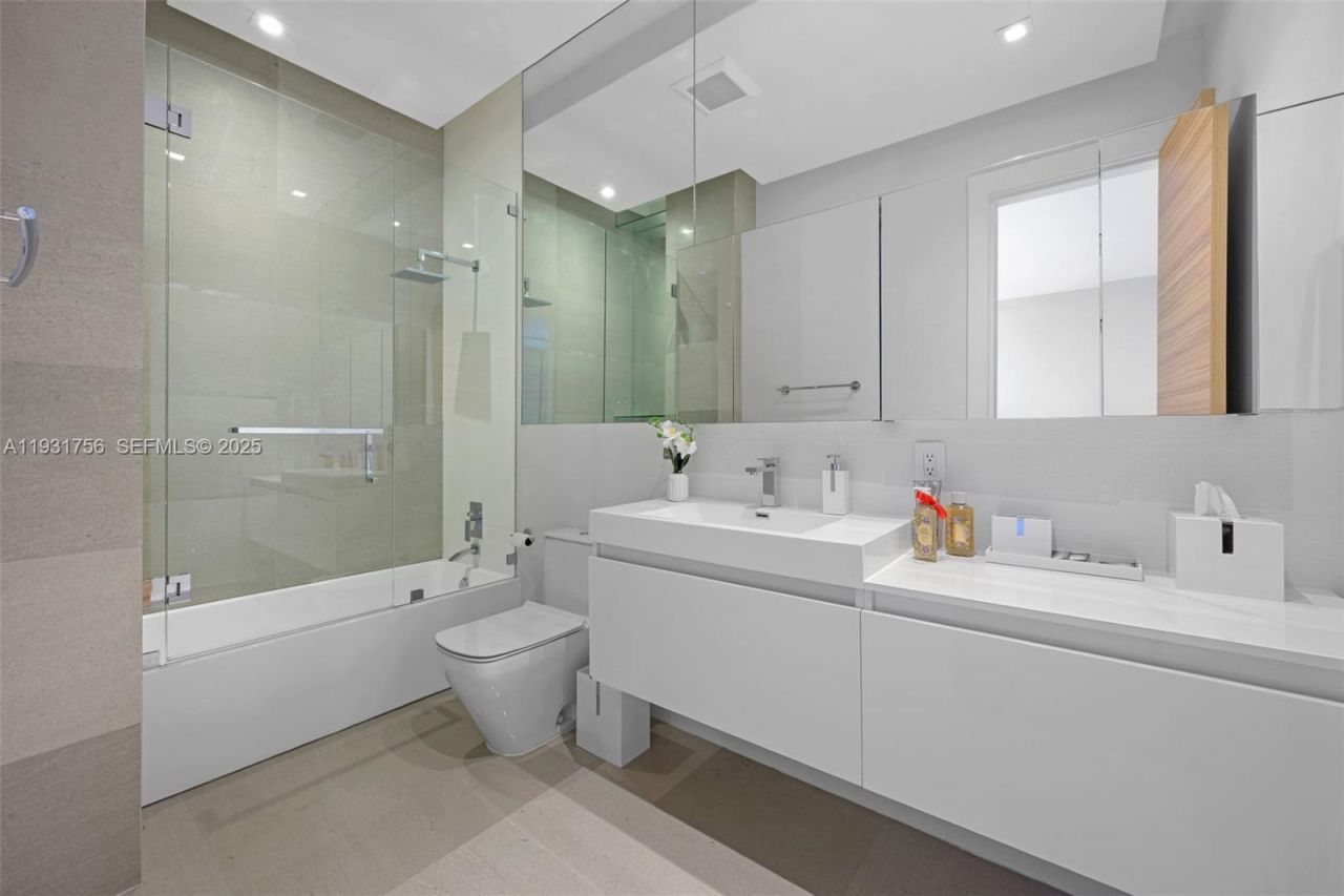 3260 NE 165th St, North Miami Beach, FL 33160 Photo
