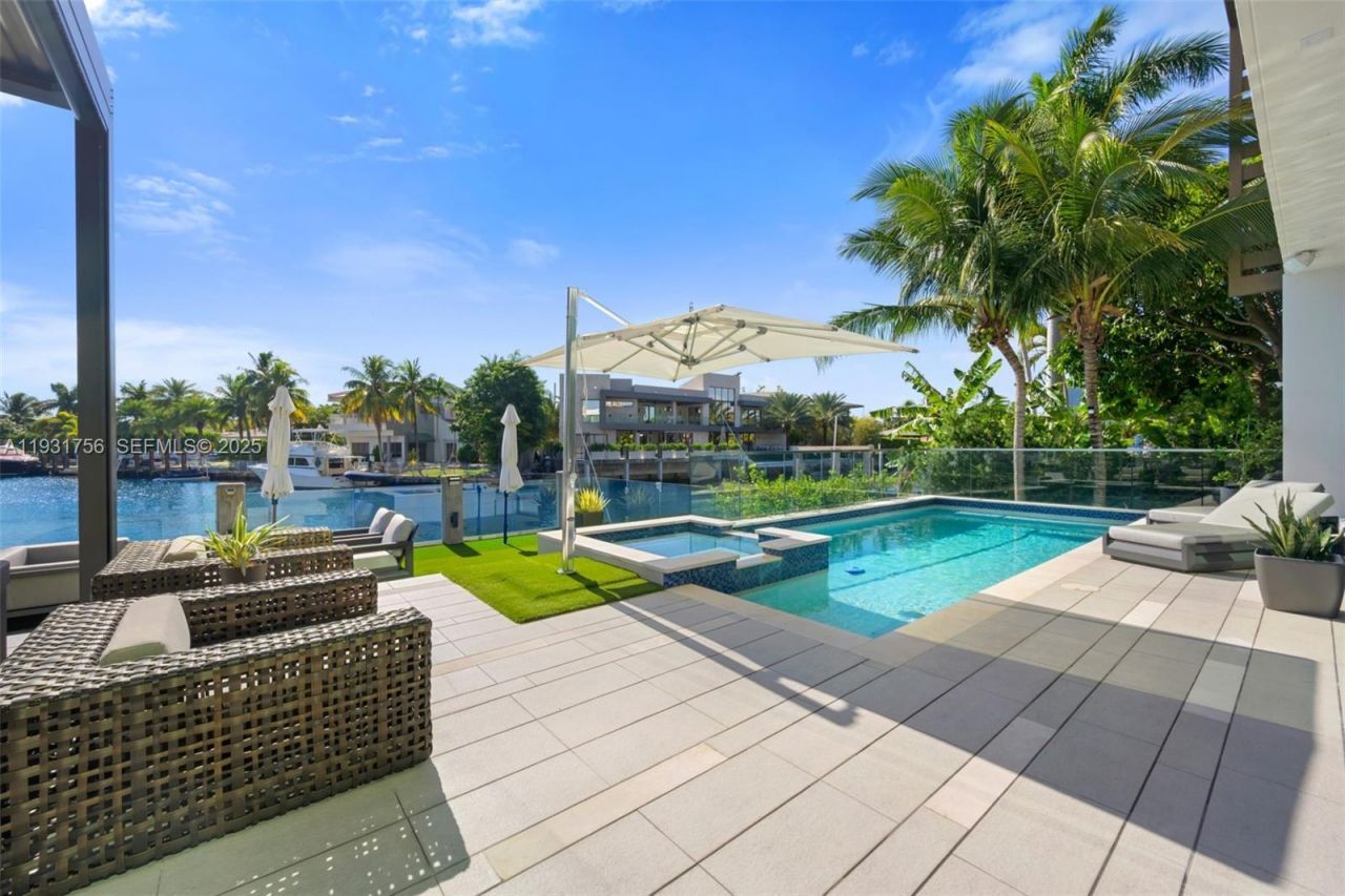 3260 NE 165th St, North Miami Beach, FL 33160 Photo