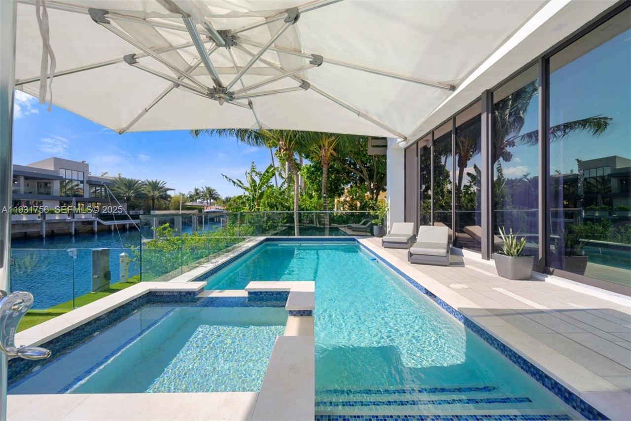 3260 NE 165th St, North Miami Beach, FL 33160 Photo