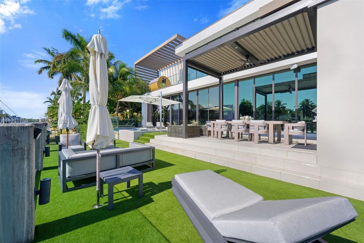 3260 NE 165th St, North Miami Beach, FL 33160 Photo