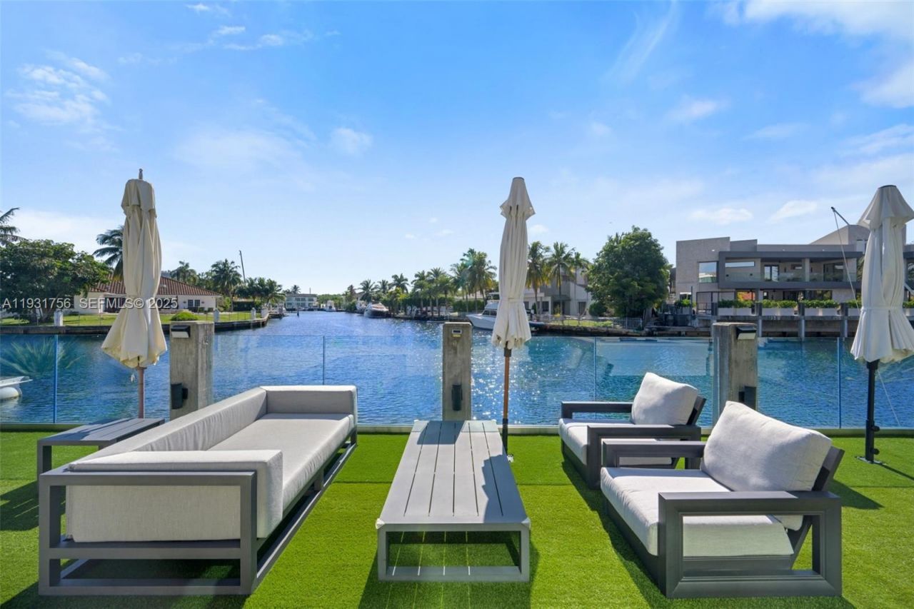 3260 NE 165th St, North Miami Beach, FL 33160 Photo