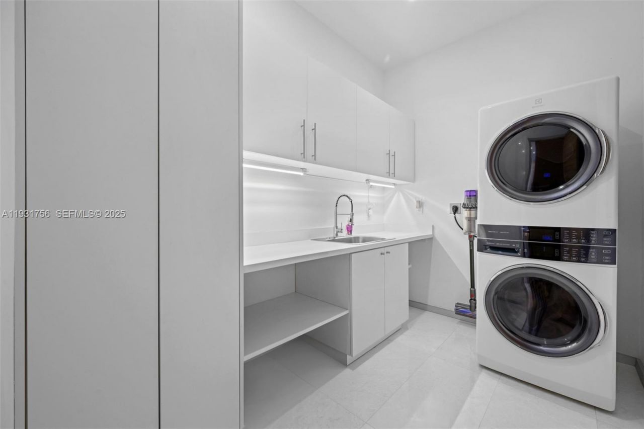 3260 NE 165th St, North Miami Beach, FL 33160 Photo