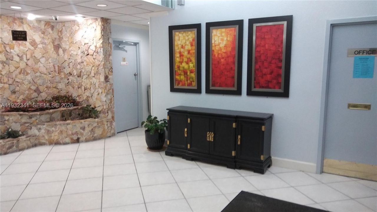 1000 St Charles Pl, Unit L2, Pembroke Pines, FL 33026 Photo