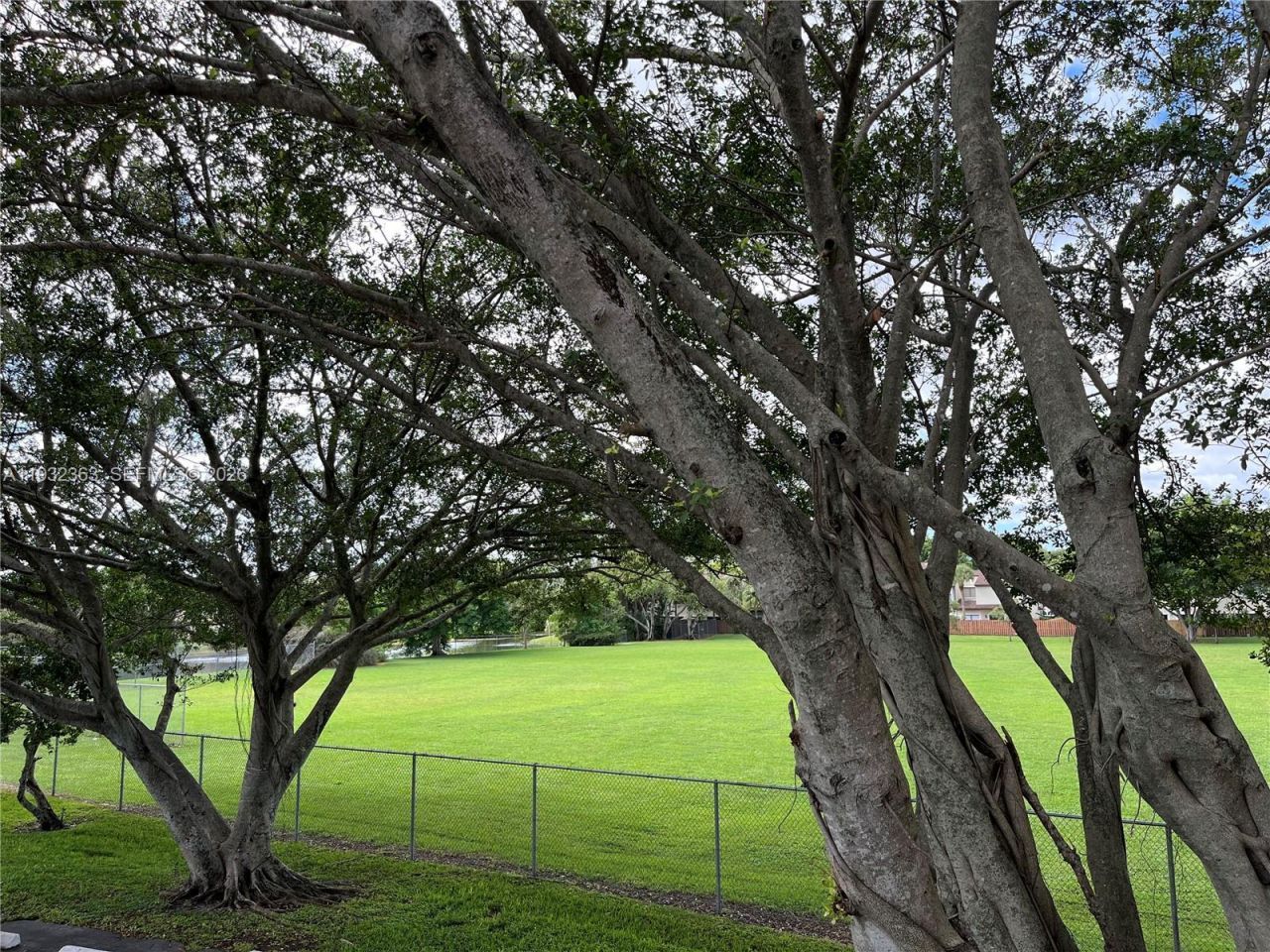 350 W Palm Cir W, Unit 201, Pembroke Pines, FL 33025 Photo