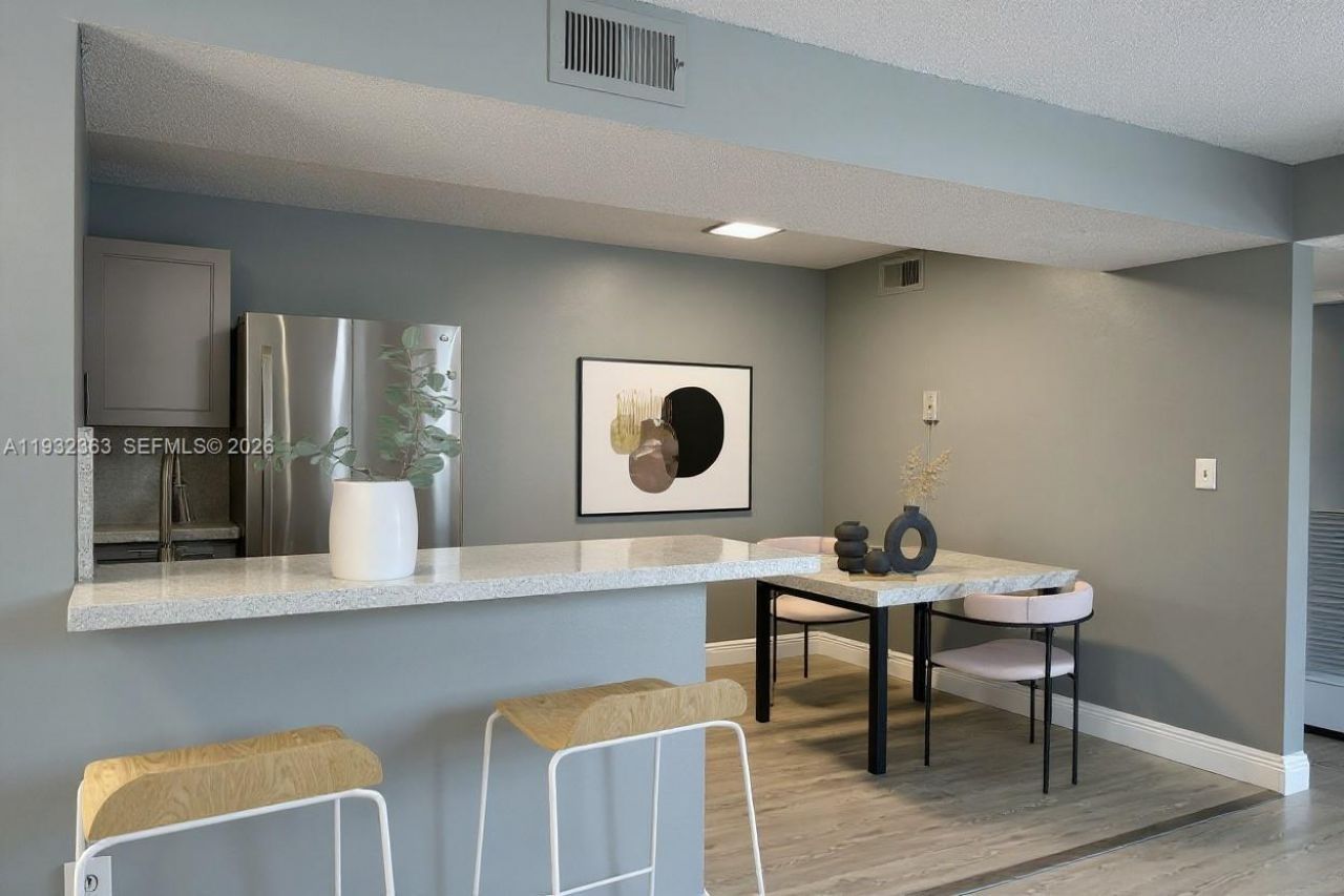 350 W Palm Cir W, Unit 201, Pembroke Pines, FL 33025 Photo