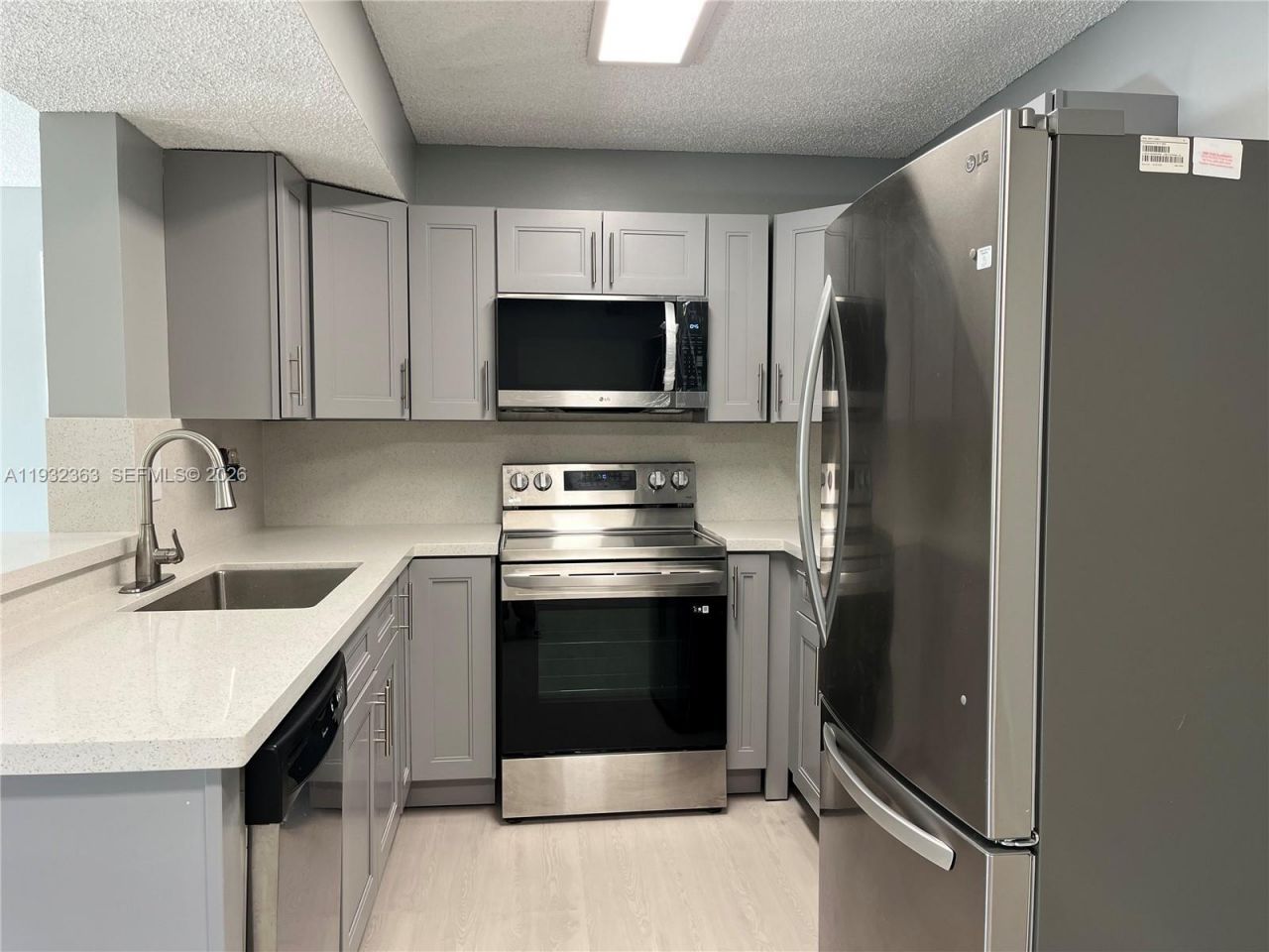 350 W Palm Cir W, Unit 201, Pembroke Pines, FL 33025 Photo