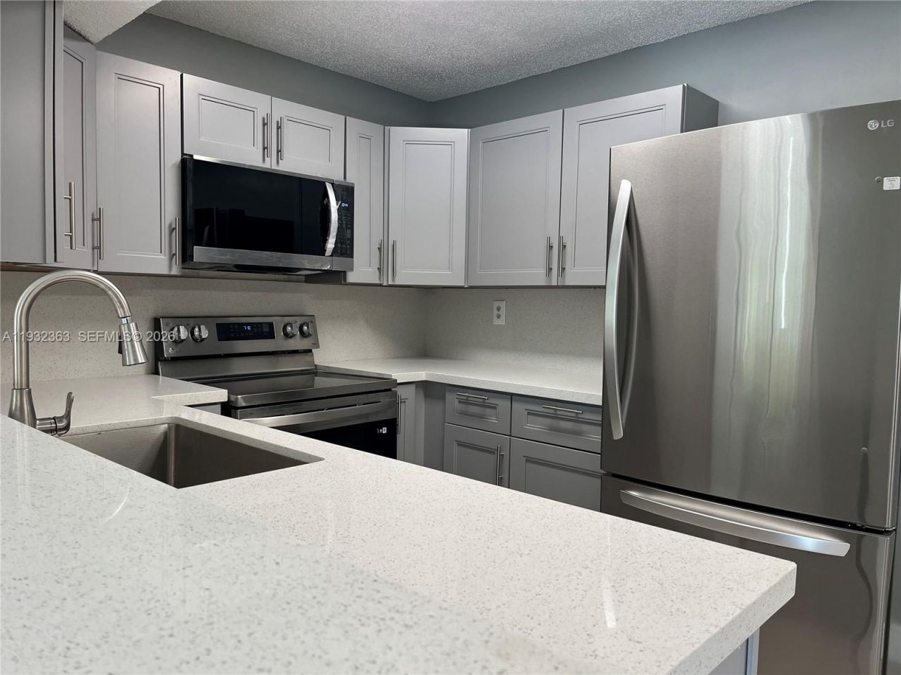 350 W Palm Cir W, Unit 201, Pembroke Pines, FL 33025 Photo