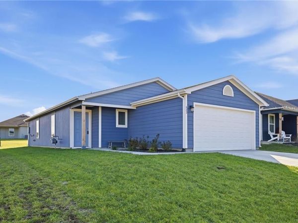 423 Park Hill Drive, Tonganoxie, KS 66086