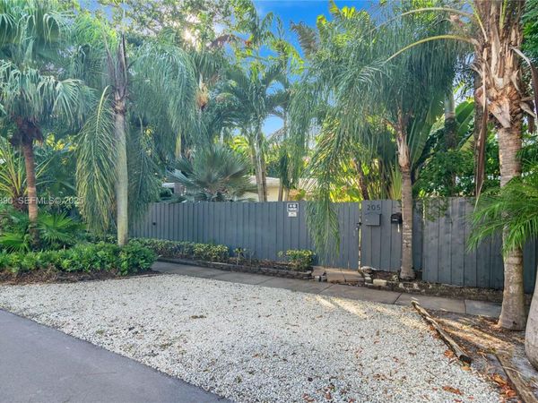 205 NE 16th Ter, Fort Lauderdale, FL 33301