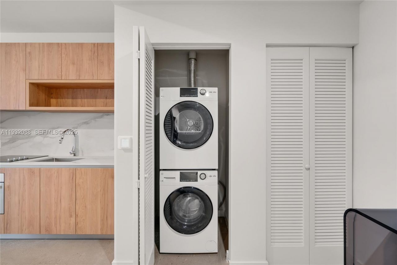 11 NE 6th St, Unit 2005, Miami, FL 33132 Photo