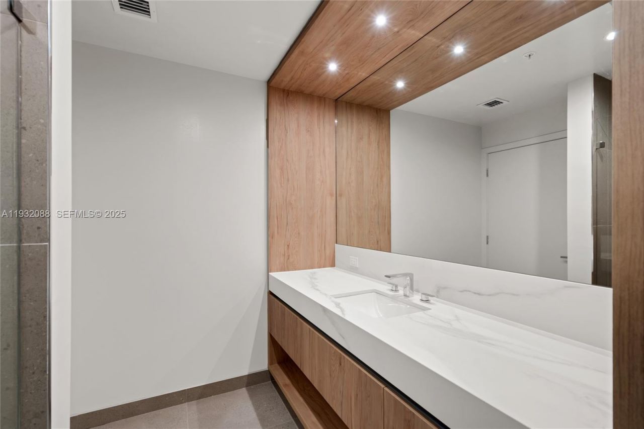 11 NE 6th St, Unit 2005, Miami, FL 33132 Photo