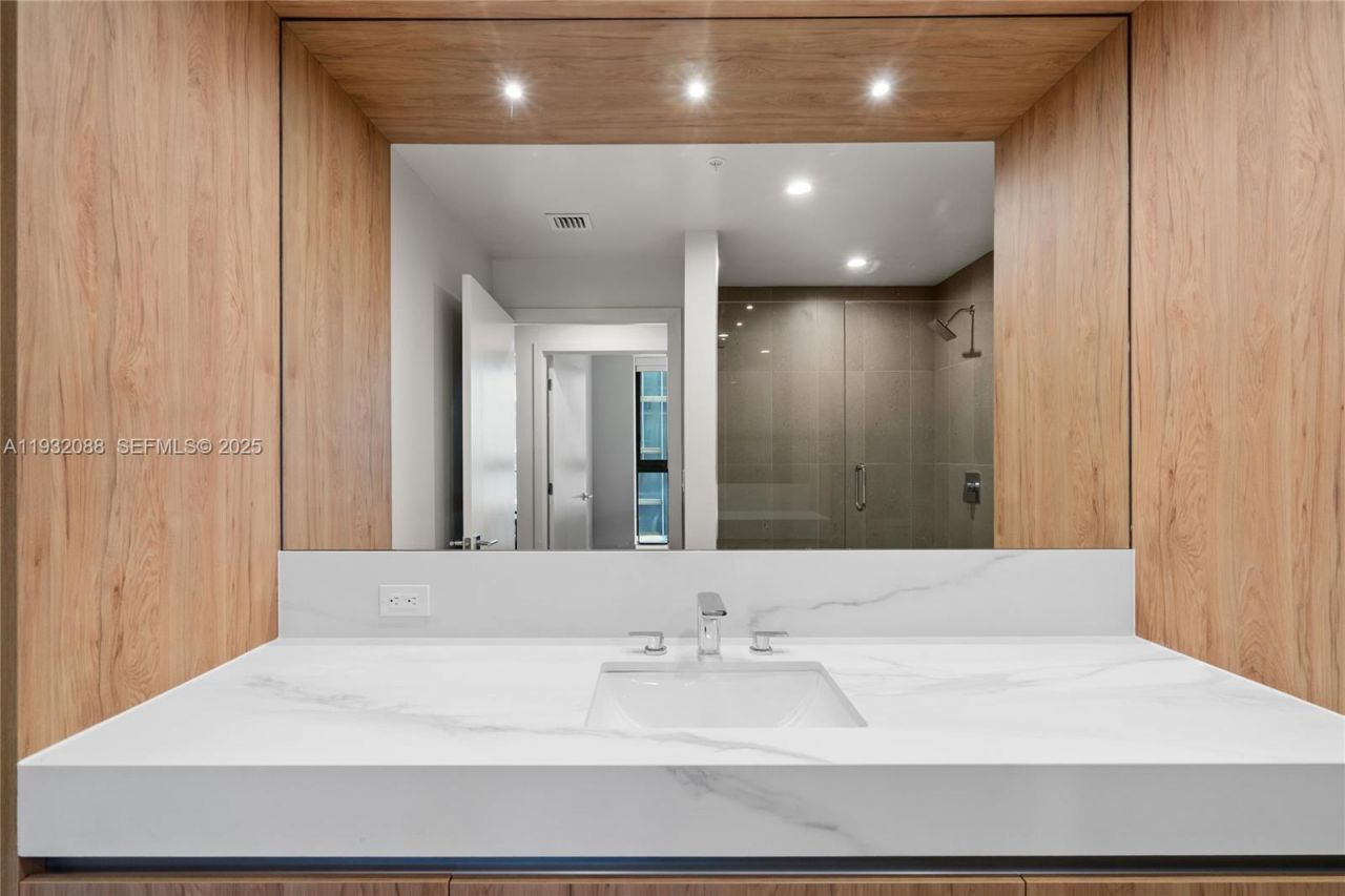 11 NE 6th St, Unit 2005, Miami, FL 33132 Photo