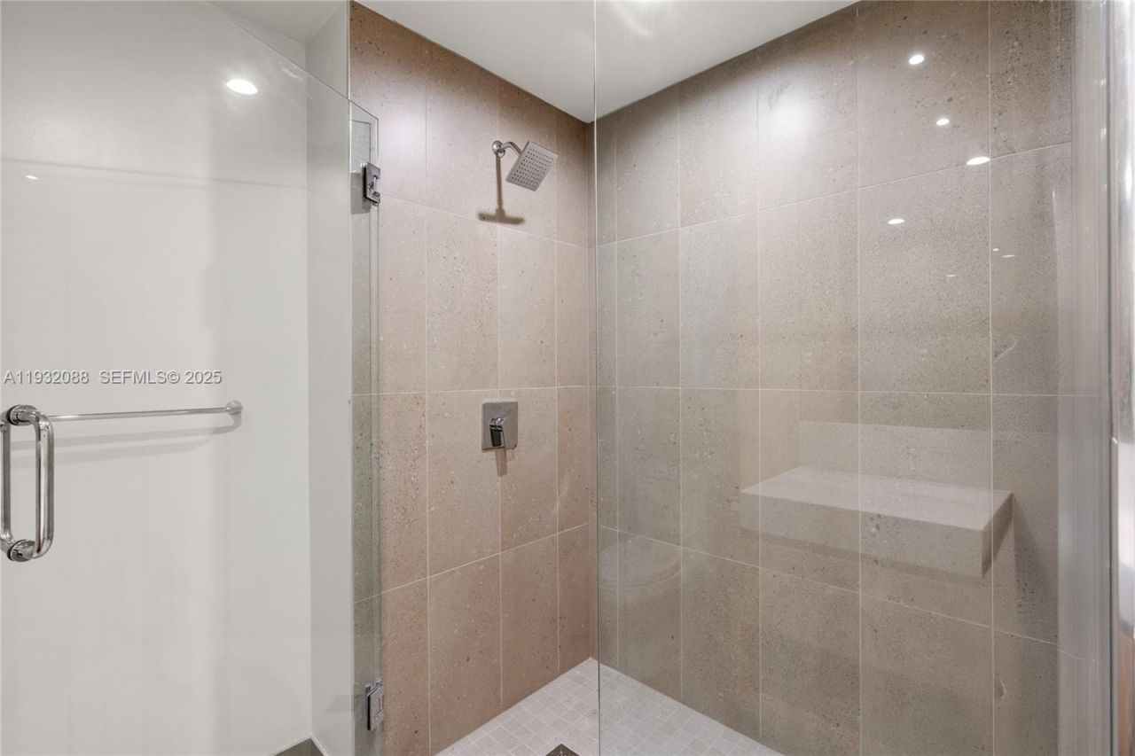 11 NE 6th St, Unit 2005, Miami, FL 33132 Photo