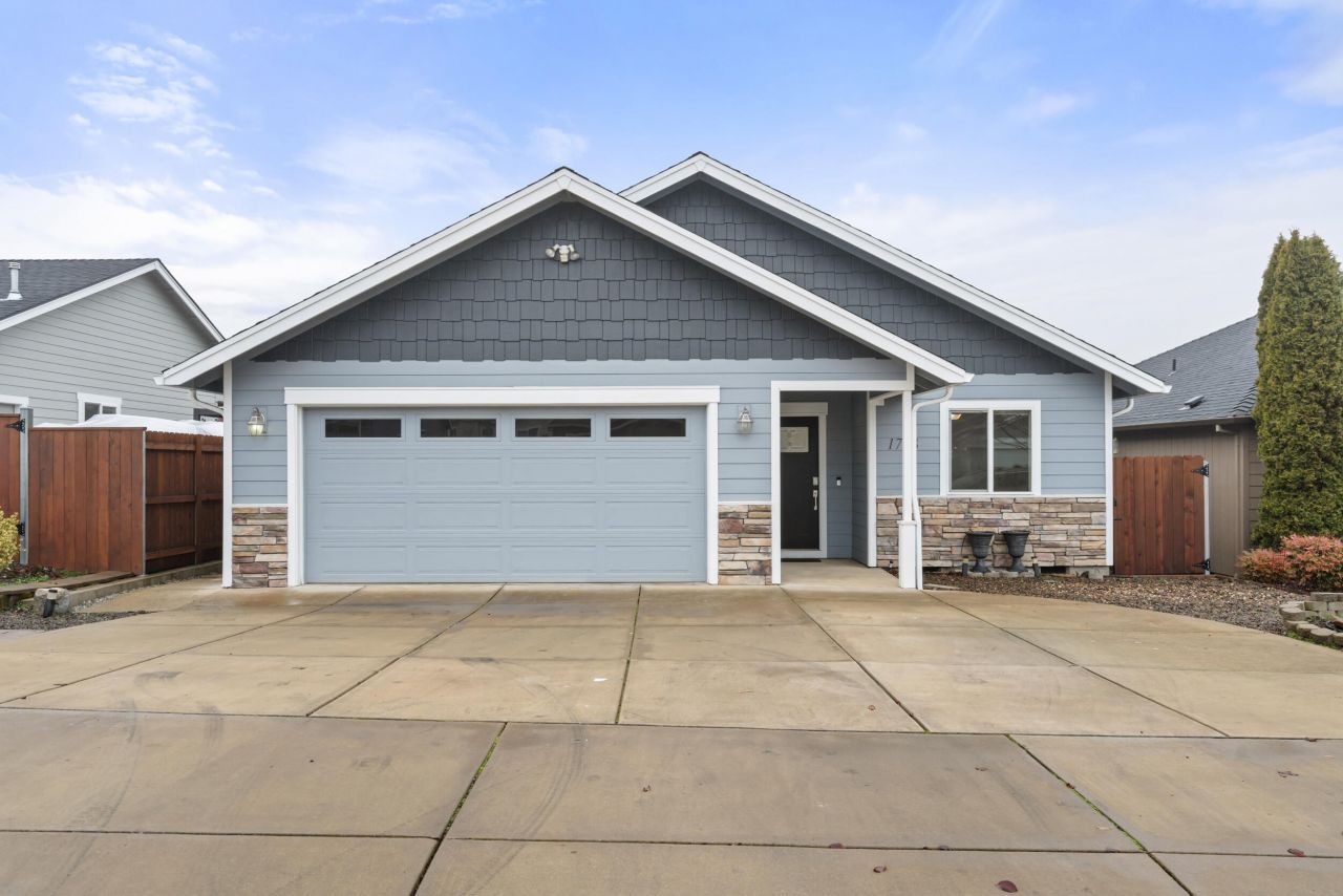 1758 Pearl Eye Lane, Medford, OR 97504 Main Photo
