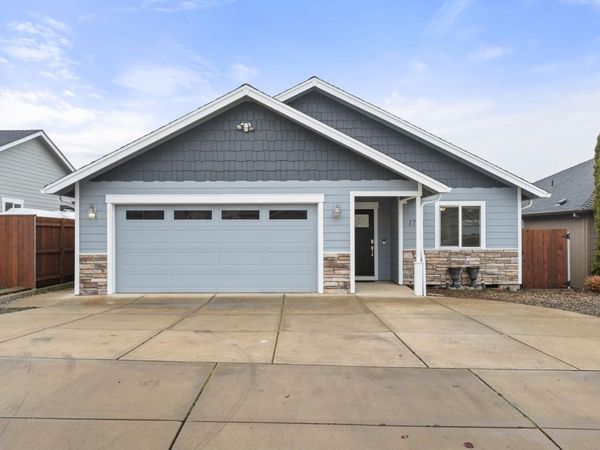 1758 Pearl Eye Lane, Medford, OR 97504