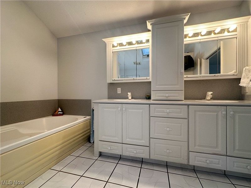 706 Shadowood Lane SE, Howland, OH 44484 Photo 33