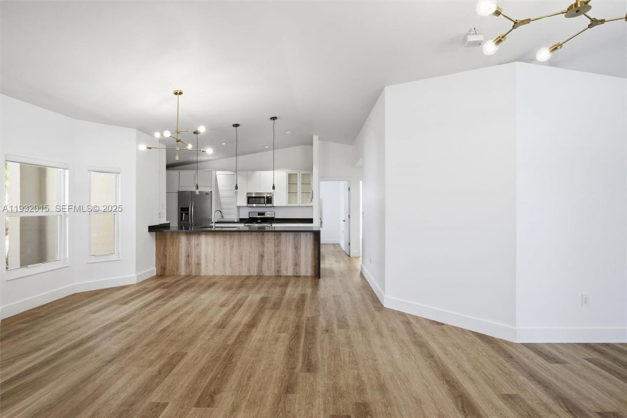 10246 NW 57th Ter, Doral, FL 33178 Photo