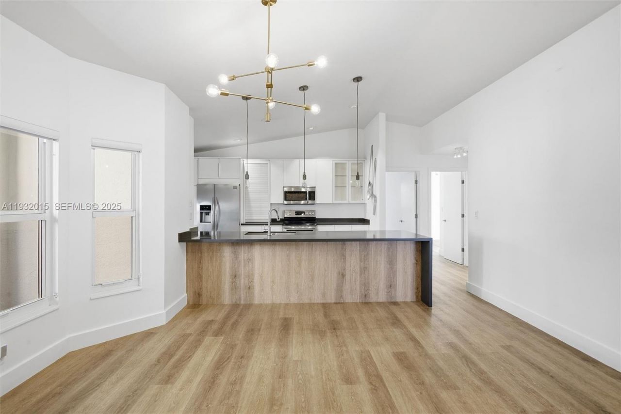 10246 NW 57th Ter, Doral, FL 33178 Photo