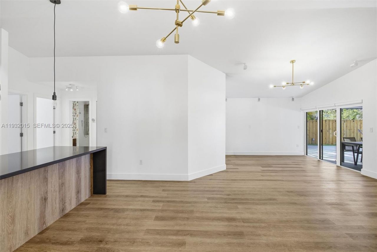 10246 NW 57th Ter, Doral, FL 33178 Photo