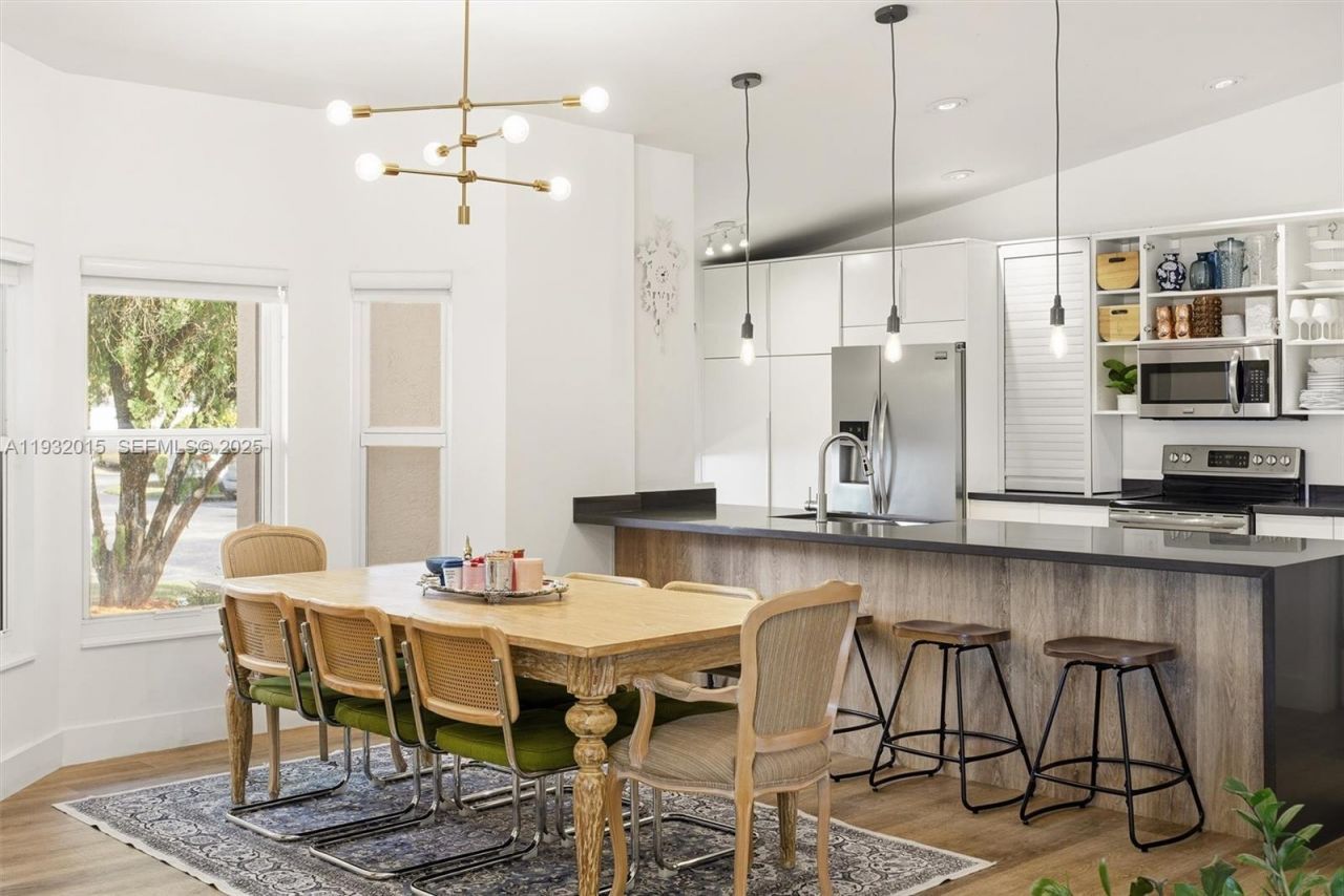 10246 NW 57th Ter, Doral, FL 33178 Photo