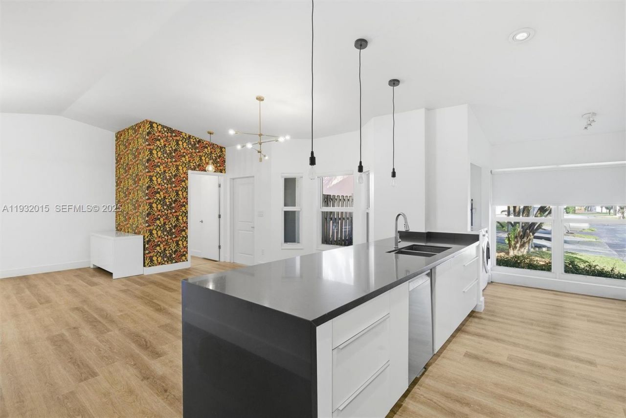 10246 NW 57th Ter, Doral, FL 33178 Photo