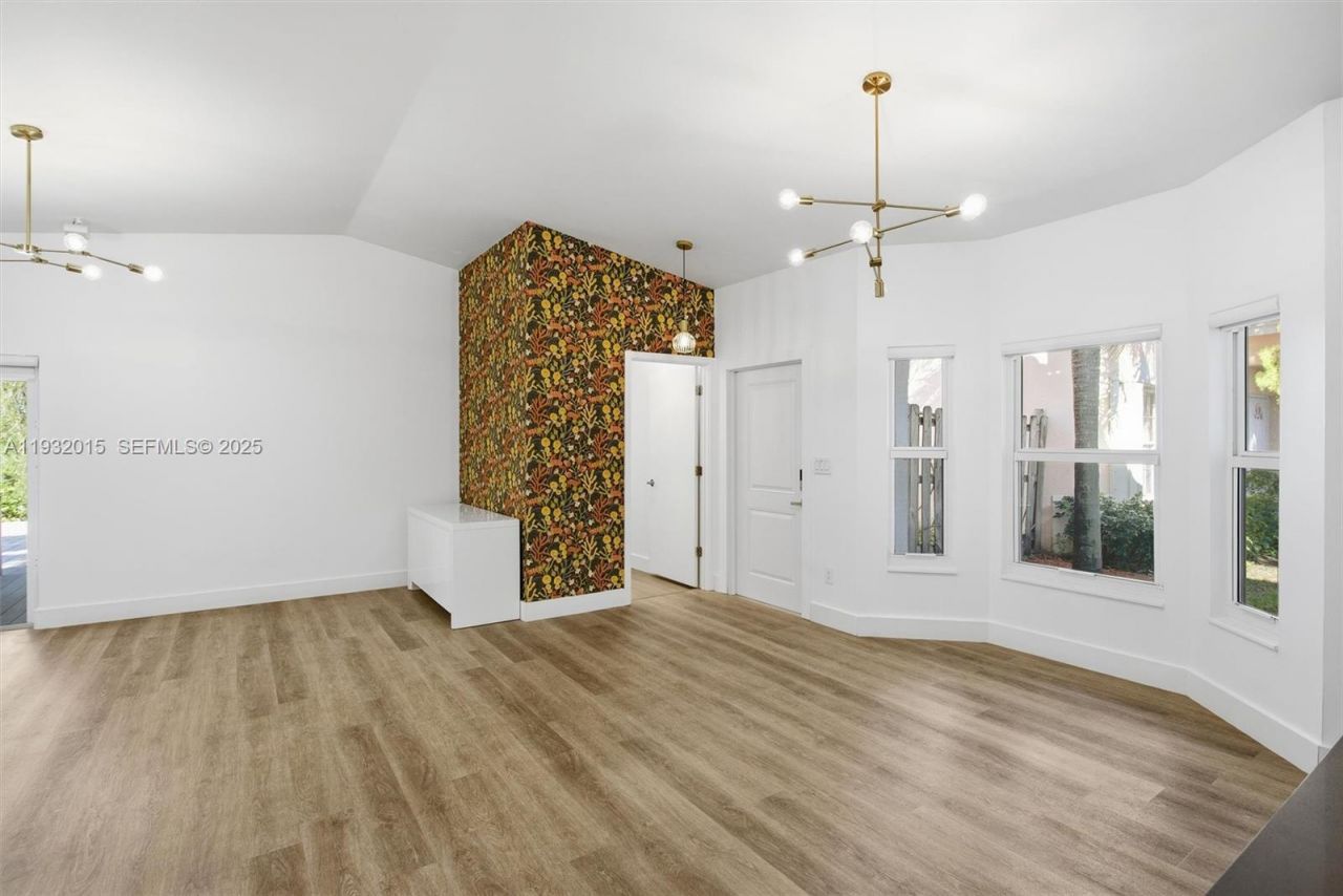 10246 NW 57th Ter, Doral, FL 33178 Photo