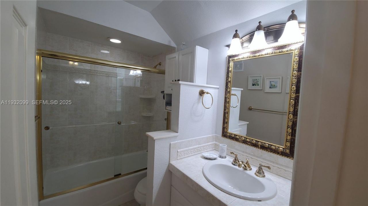 470 Paradise Isle Blvd , Unit 309, Hallandale Beach, FL 33009 Photo