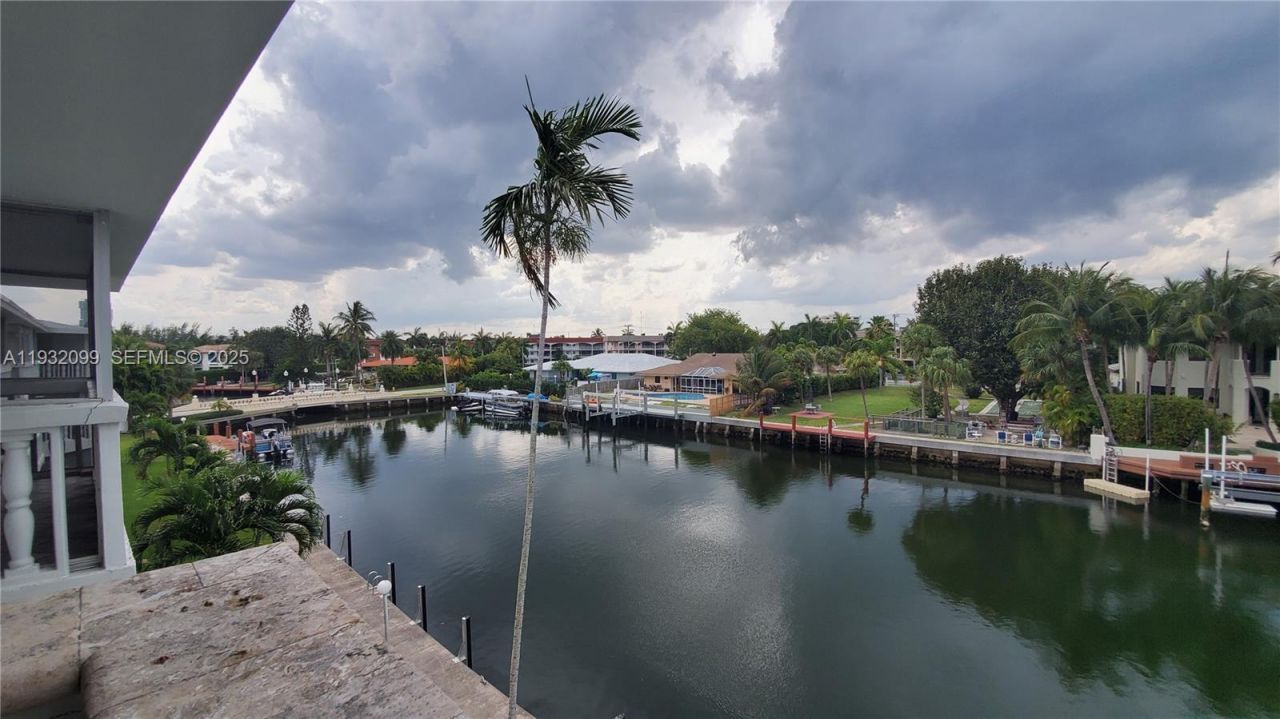 470 Paradise Isle Blvd , Unit 309, Hallandale Beach, FL 33009 Photo