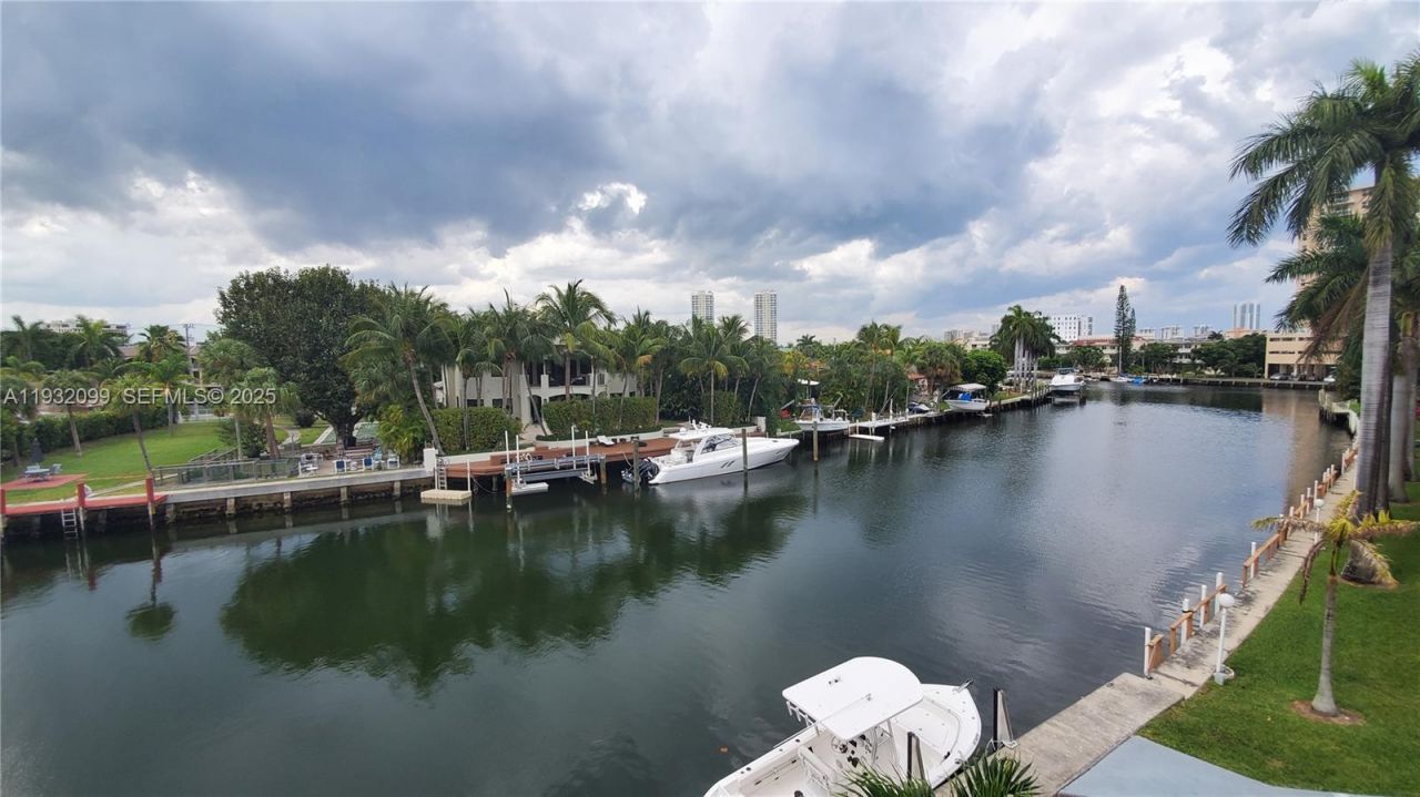 470 Paradise Isle Blvd , Unit 309, Hallandale Beach, FL 33009 Photo