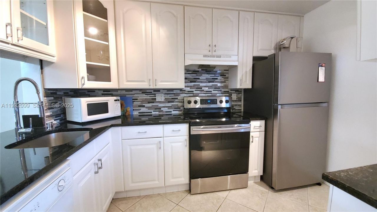 470 Paradise Isle Blvd , Unit 309, Hallandale Beach, FL 33009 Photo