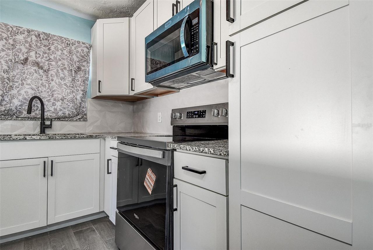 7583 Meadowlawn Drive N, Saint Petersburg, FL 33702 Photo