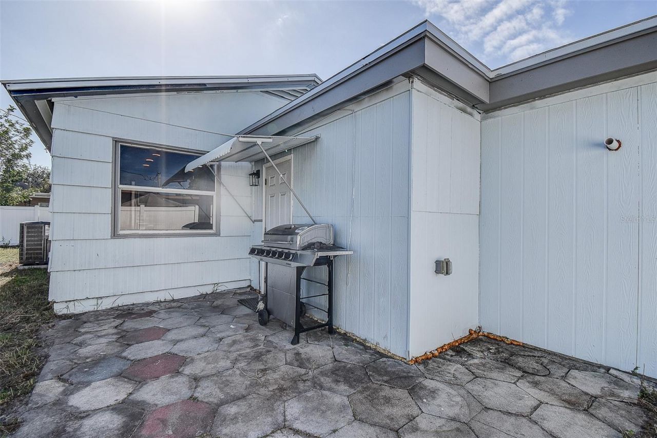 7583 Meadowlawn Drive N, Saint Petersburg, FL 33702 Photo