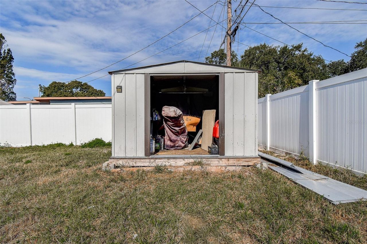 7583 Meadowlawn Drive N, Saint Petersburg, FL 33702 Photo