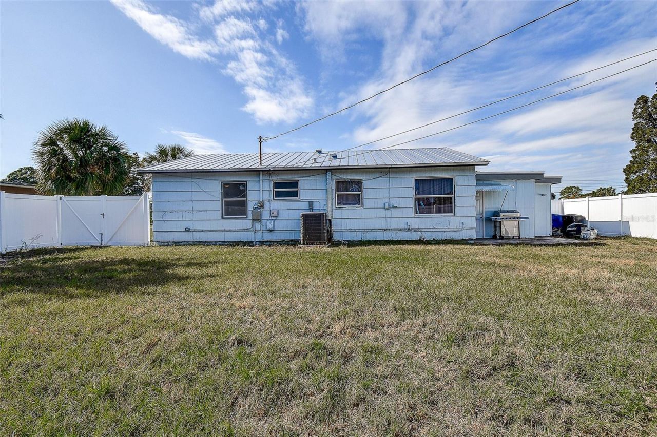 7583 Meadowlawn Drive N, Saint Petersburg, FL 33702 Photo