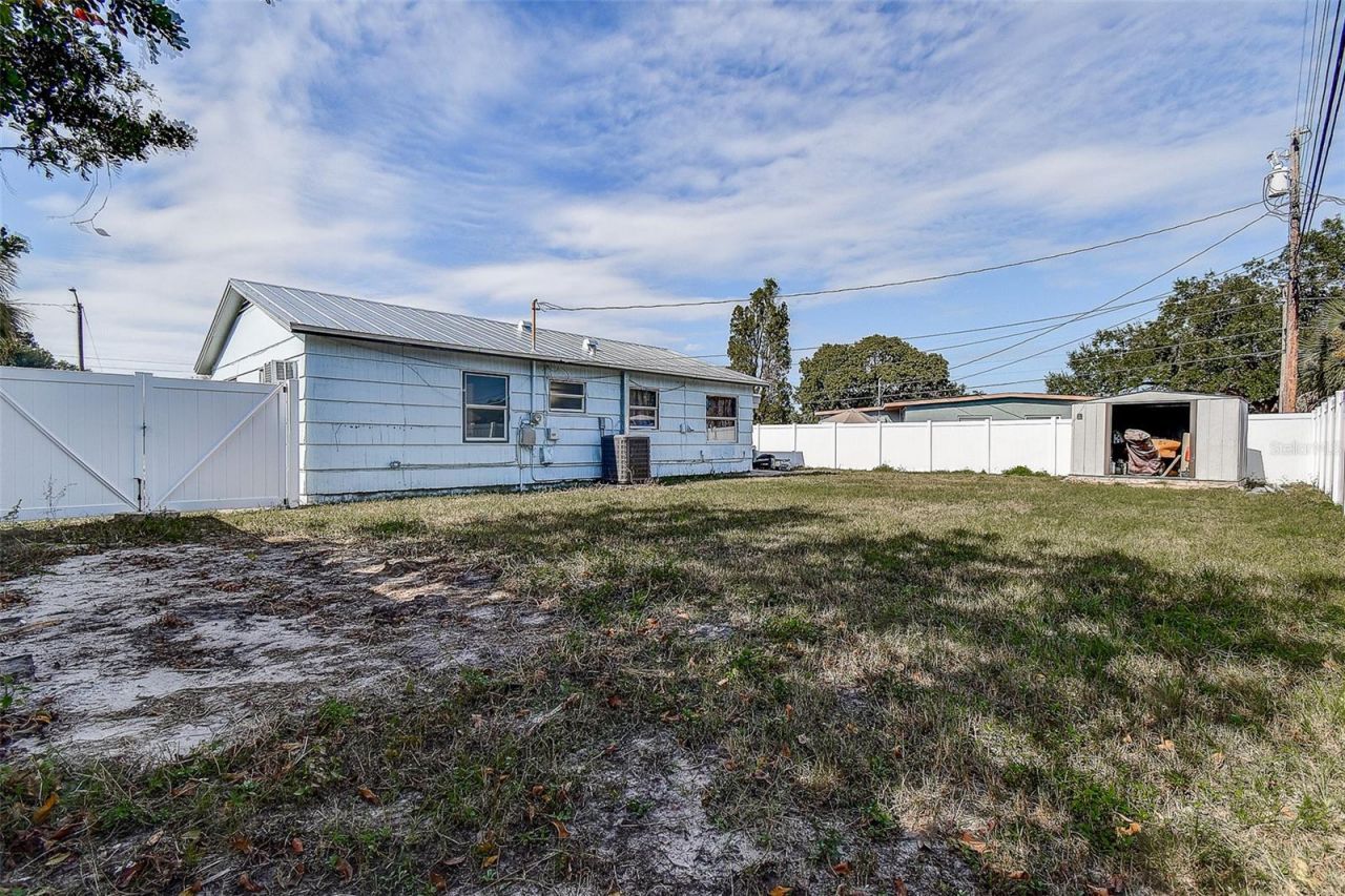 7583 Meadowlawn Drive N, Saint Petersburg, FL 33702 Photo