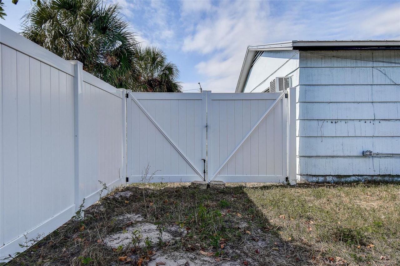 7583 Meadowlawn Drive N, Saint Petersburg, FL 33702 Photo