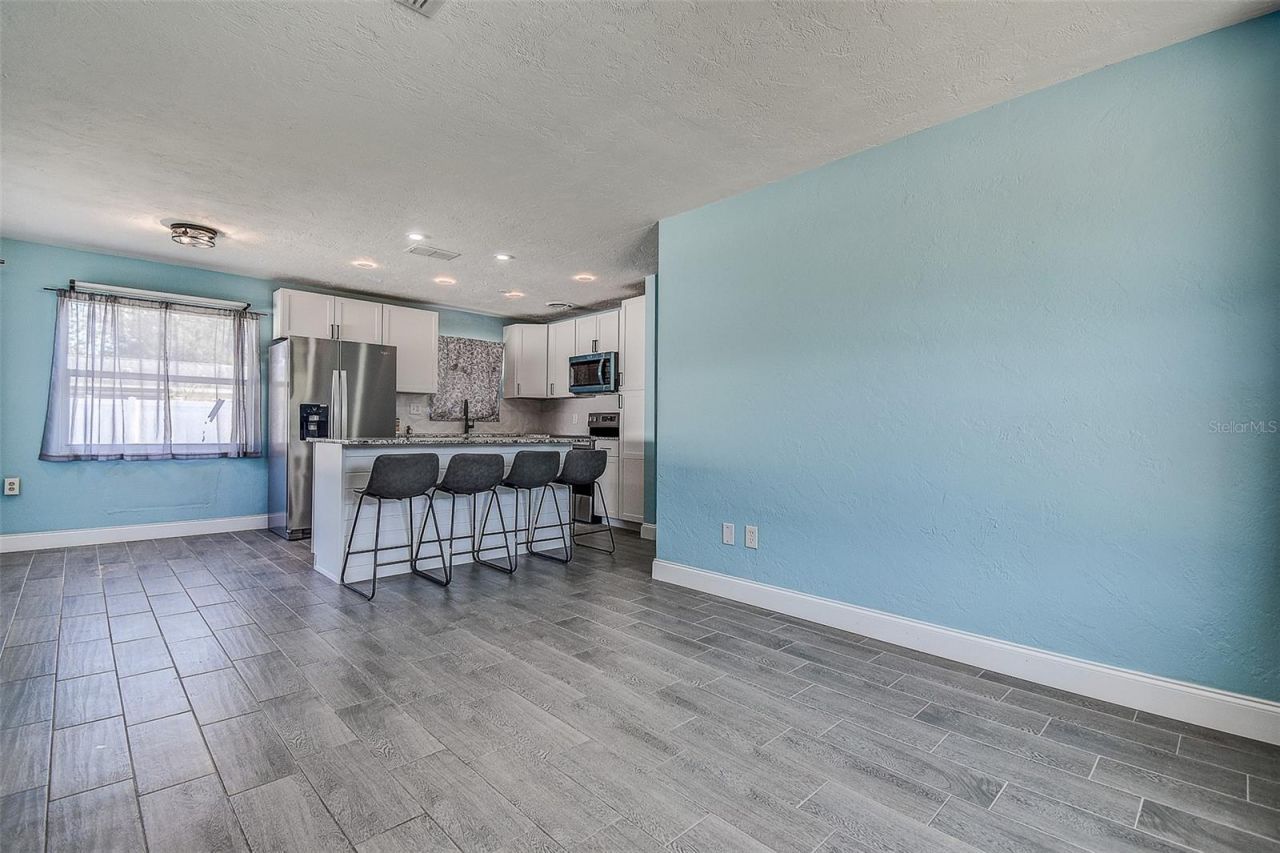 7583 Meadowlawn Drive N, Saint Petersburg, FL 33702 Photo