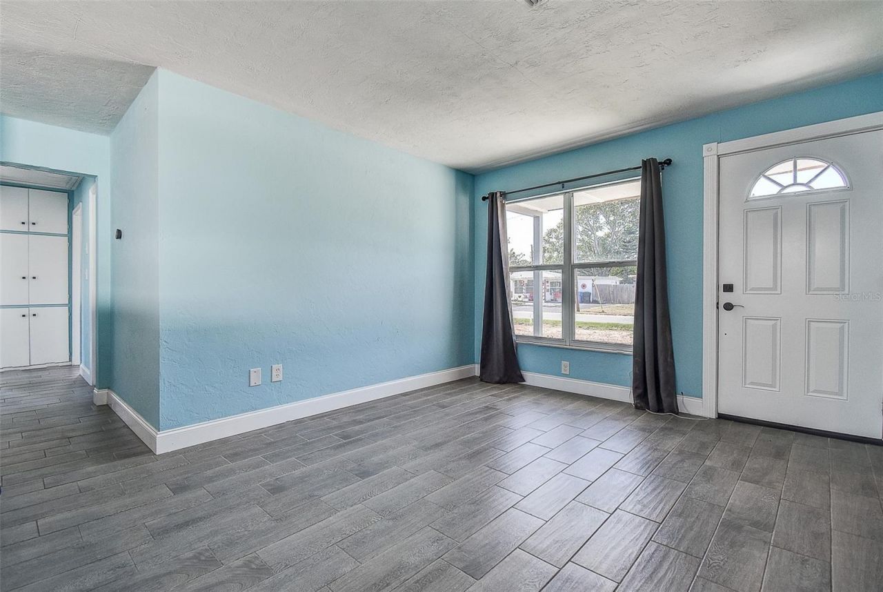 7583 Meadowlawn Drive N, Saint Petersburg, FL 33702 Photo