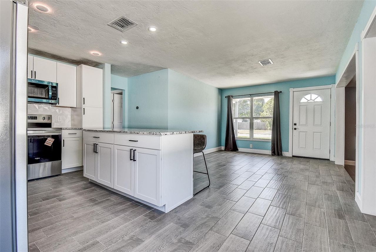 7583 Meadowlawn Drive N, Saint Petersburg, FL 33702 Photo