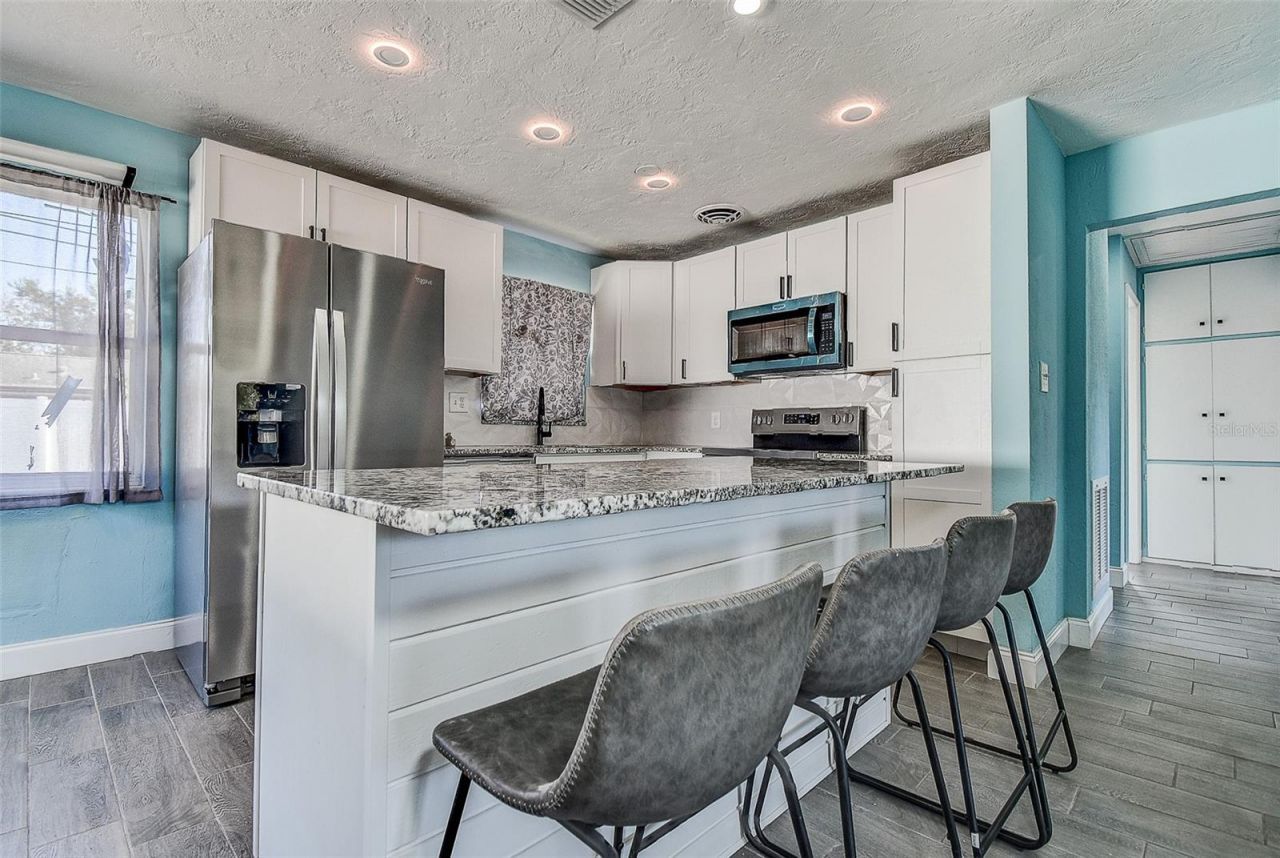 7583 Meadowlawn Drive N, Saint Petersburg, FL 33702 Photo