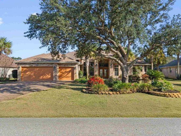 2660 Masters Blvd, Navarre, FL 32566