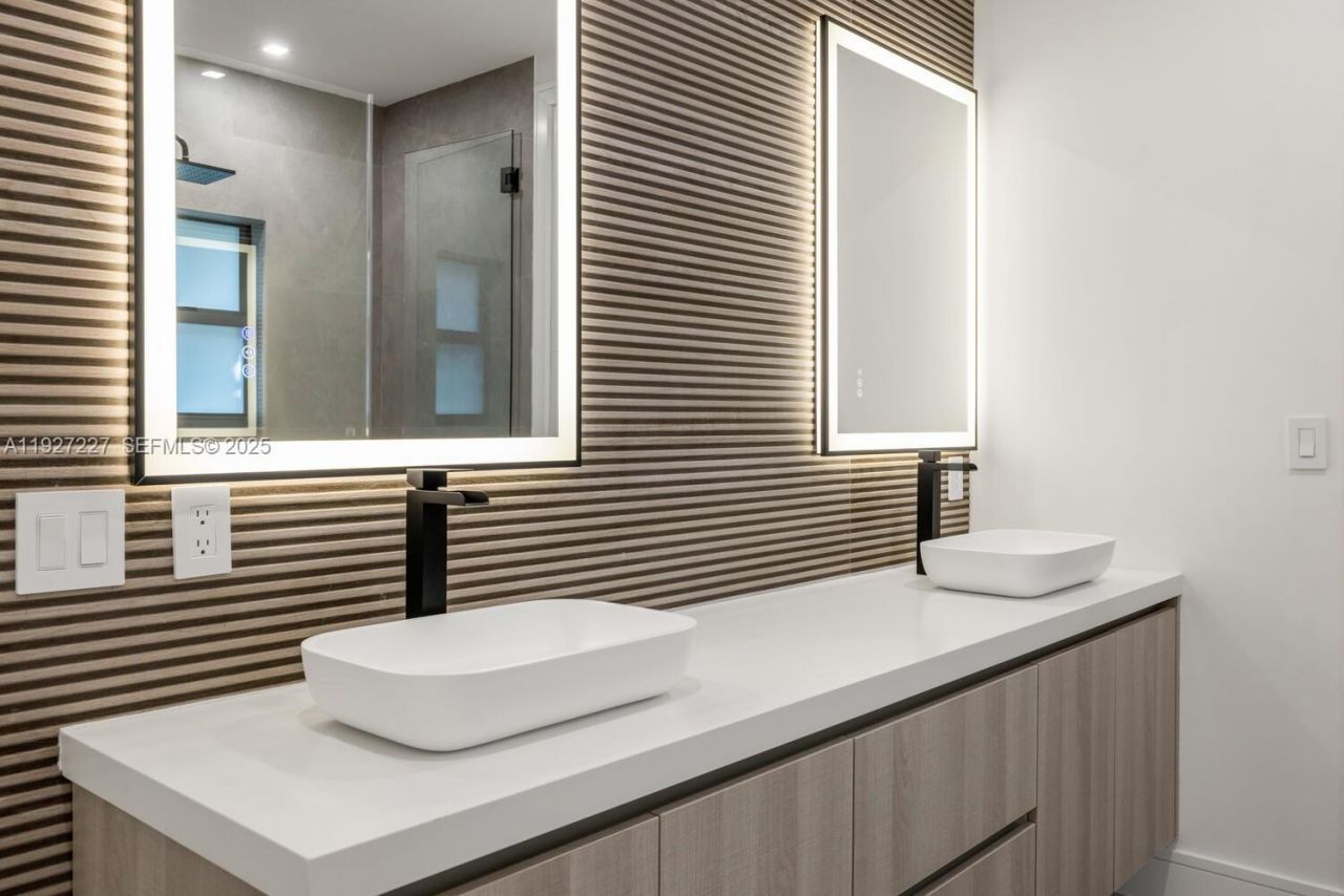 11143 NE 8th Ave, Biscayne Park, FL 33161 Photo