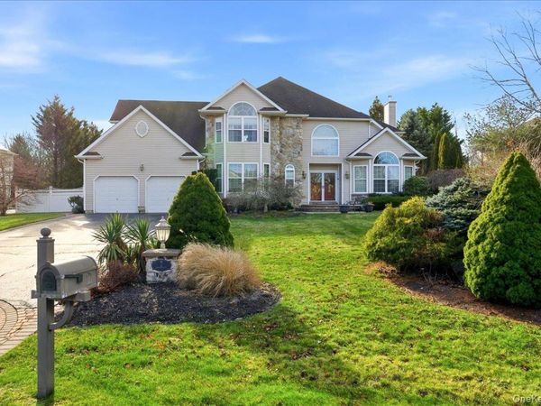 2 Pondside Court, Mount Sinai, NY 11766